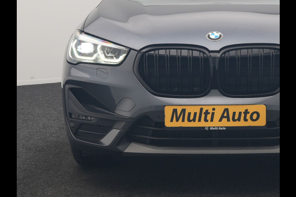 BMW X1 xDrive25e Advantage PHEV 221pk Dealer O.H | SOH 87,9% | Trekhaak Afn. | Adaptive Cruise | Head Up | Camera | Sportstoelen Memory & Verwarmd | Stuur Verwarmd | Sfeerverlichting | Navigatie | DAB | 17"L.M | Plug In Hybrid |