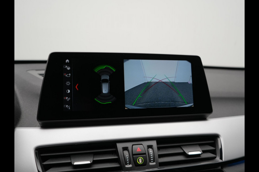 BMW X1 xDrive25e Advantage PHEV 221pk Dealer O.H | SOH 87,9% | Trekhaak Afn. | Adaptive Cruise | Head Up | Camera | Sportstoelen Memory & Verwarmd | Stuur Verwarmd | Sfeerverlichting | Navigatie | DAB | 17"L.M | Plug In Hybrid |