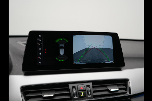 BMW X1 xDrive25e Advantage PHEV 221pk Dealer O.H | SOH 87,9% | Trekhaak Afn. | Adaptive Cruise | Head Up | Camera | Sportstoelen Memory & Verwarmd | Stuur Verwarmd | Sfeerverlichting | Navigatie | DAB | 17"L.M | Plug In Hybrid |