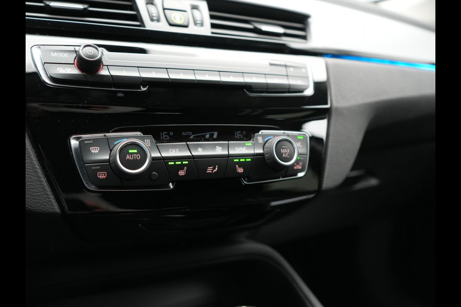 BMW X1 xDrive25e Advantage PHEV 221pk Dealer O.H | SOH 87,9% | Trekhaak Afn. | Adaptive Cruise | Head Up | Camera | Sportstoelen Memory & Verwarmd | Stuur Verwarmd | Sfeerverlichting | Navigatie | DAB | 17"L.M | Plug In Hybrid |