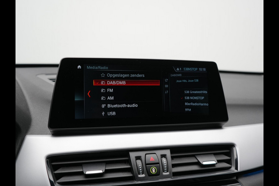BMW X1 xDrive25e Advantage PHEV 221pk Dealer O.H | SOH 87,9% | Trekhaak Afn. | Adaptive Cruise | Head Up | Camera | Sportstoelen Memory & Verwarmd | Stuur Verwarmd | Sfeerverlichting | Navigatie | DAB | 17"L.M | Plug In Hybrid |