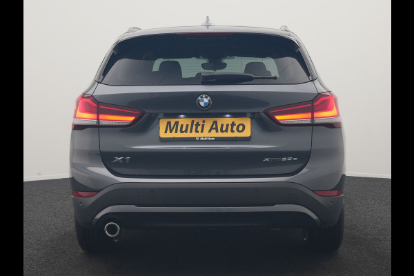 BMW X1 xDrive25e Advantage PHEV 221pk Dealer O.H | SOH 87,9% | Trekhaak Afn. | Adaptive Cruise | Head Up | Camera | Sportstoelen Memory & Verwarmd | Stuur Verwarmd | Sfeerverlichting | Navigatie | DAB | 17"L.M | Plug In Hybrid |