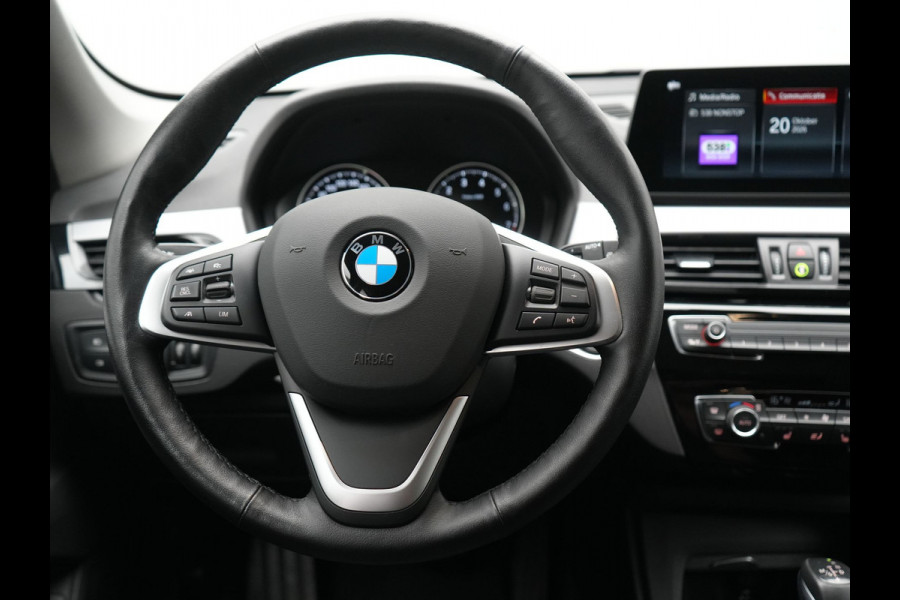 BMW X1 xDrive25e Advantage PHEV 221pk Dealer O.H | SOH 87,9% | Trekhaak Afn. | Adaptive Cruise | Head Up | Camera | Sportstoelen Memory & Verwarmd | Stuur Verwarmd | Sfeerverlichting | Navigatie | DAB | 17"L.M | Plug In Hybrid |