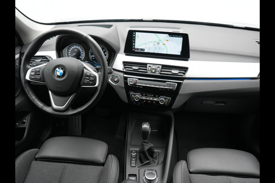 BMW X1 xDrive25e Advantage PHEV 221pk Dealer O.H | SOH 87,9% | Trekhaak Afn. | Adaptive Cruise | Head Up | Camera | Sportstoelen Memory & Verwarmd | Stuur Verwarmd | Sfeerverlichting | Navigatie | DAB | 17"L.M | Plug In Hybrid |