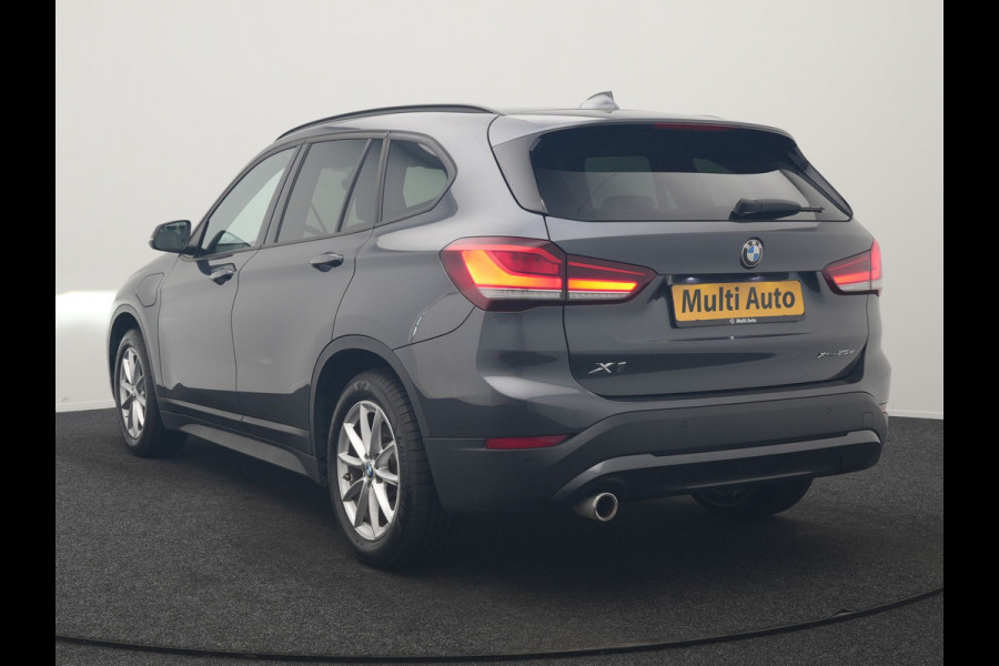 BMW X1 xDrive25e Advantage PHEV 221pk Dealer O.H | SOH 87,9% | Trekhaak Afn. | Adaptive Cruise | Head Up | Camera | Sportstoelen Memory & Verwarmd | Stuur Verwarmd | Sfeerverlichting | Navigatie | DAB | 17"L.M | Plug In Hybrid |