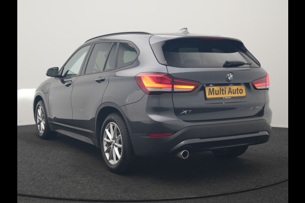 BMW X1 xDrive25e Advantage PHEV 221pk Dealer O.H | SOH 87,9% | Trekhaak Afn. | Adaptive Cruise | Head Up | Camera | Sportstoelen Memory & Verwarmd | Stuur Verwarmd | Sfeerverlichting | Navigatie | DAB | 17"L.M | Plug In Hybrid |
