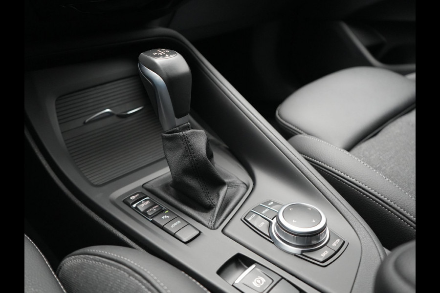 BMW X1 xDrive25e Advantage PHEV 221pk Dealer O.H | SOH 87,9% | Trekhaak Afn. | Adaptive Cruise | Head Up | Camera | Sportstoelen Memory & Verwarmd | Stuur Verwarmd | Sfeerverlichting | Navigatie | DAB | 17"L.M | Plug In Hybrid |