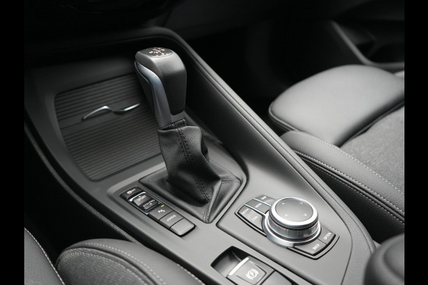 BMW X1 xDrive25e Advantage PHEV 221pk Dealer O.H | SOH 87,9% | Trekhaak Afn. | Adaptive Cruise | Head Up | Camera | Sportstoelen Memory & Verwarmd | Stuur Verwarmd | Sfeerverlichting | Navigatie | DAB | 17"L.M | Plug In Hybrid |