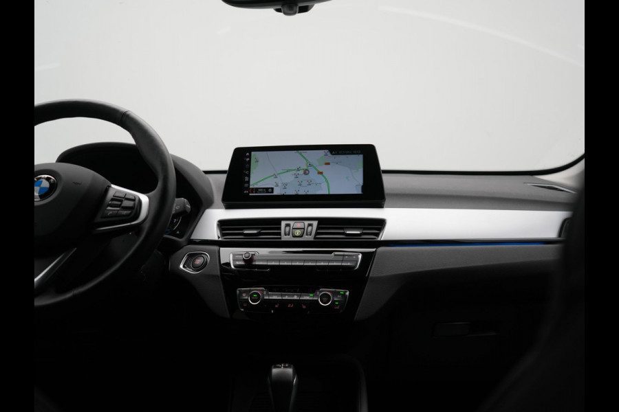 BMW X1 xDrive25e Advantage PHEV 221pk Dealer O.H | SOH 87,9% | Trekhaak Afn. | Adaptive Cruise | Head Up | Camera | Sportstoelen Memory & Verwarmd | Stuur Verwarmd | Sfeerverlichting | Navigatie | DAB | 17"L.M | Plug In Hybrid |