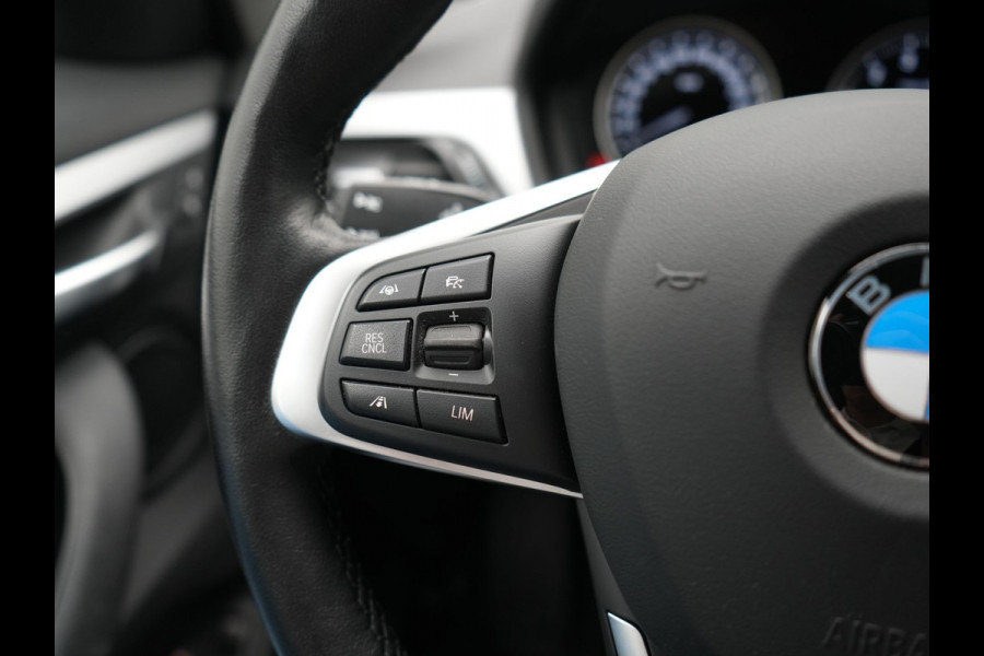 BMW X1 xDrive25e Advantage PHEV 221pk Dealer O.H | SOH 87,9% | Trekhaak Afn. | Adaptive Cruise | Head Up | Camera | Sportstoelen Memory & Verwarmd | Stuur Verwarmd | Sfeerverlichting | Navigatie | DAB | 17"L.M | Plug In Hybrid |
