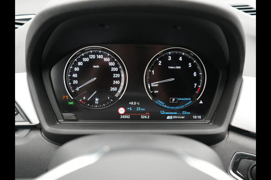 BMW X1 xDrive25e Advantage PHEV 221pk Dealer O.H | SOH 87,9% | Trekhaak Afn. | Adaptive Cruise | Head Up | Camera | Sportstoelen Memory & Verwarmd | Stuur Verwarmd | Sfeerverlichting | Navigatie | DAB | 17"L.M | Plug In Hybrid |