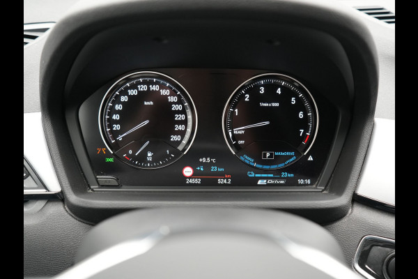 BMW X1 xDrive25e Advantage PHEV 221pk Dealer O.H | SOH 87,9% | Trekhaak Afn. | Adaptive Cruise | Head Up | Camera | Sportstoelen Memory & Verwarmd | Stuur Verwarmd | Sfeerverlichting | Navigatie | DAB | 17"L.M | Plug In Hybrid |