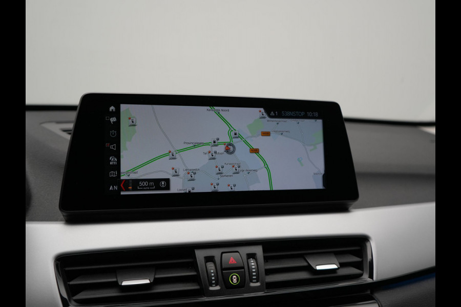 BMW X1 xDrive25e Advantage PHEV 221pk Dealer O.H | SOH 87,9% | Trekhaak Afn. | Adaptive Cruise | Head Up | Camera | Sportstoelen Memory & Verwarmd | Stuur Verwarmd | Sfeerverlichting | Navigatie | DAB | 17"L.M | Plug In Hybrid |