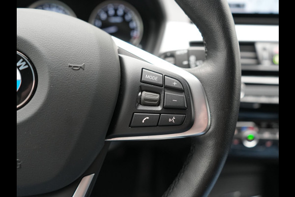 BMW X1 xDrive25e Advantage PHEV 221pk Dealer O.H | SOH 87,9% | Trekhaak Afn. | Adaptive Cruise | Head Up | Camera | Sportstoelen Memory & Verwarmd | Stuur Verwarmd | Sfeerverlichting | Navigatie | DAB | 17"L.M | Plug In Hybrid |