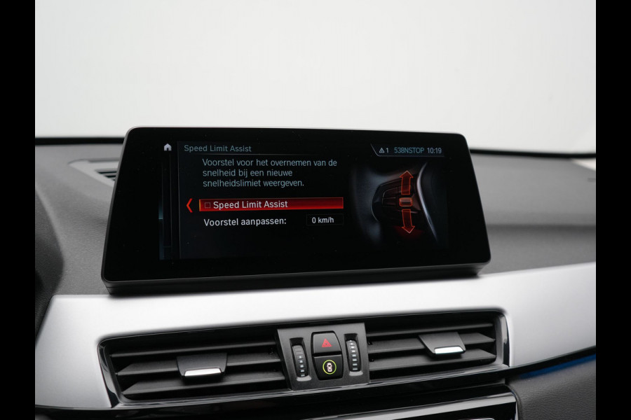 BMW X1 xDrive25e Advantage PHEV 221pk Dealer O.H | SOH 87,9% | Trekhaak Afn. | Adaptive Cruise | Head Up | Camera | Sportstoelen Memory & Verwarmd | Stuur Verwarmd | Sfeerverlichting | Navigatie | DAB | 17"L.M | Plug In Hybrid |