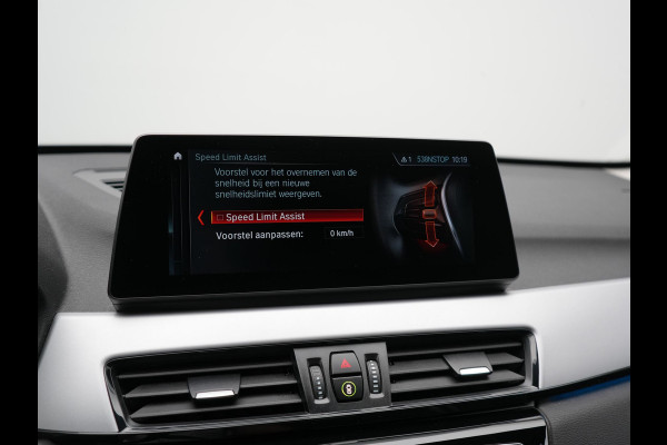BMW X1 xDrive25e Advantage PHEV 221pk Dealer O.H | SOH 87,9% | Trekhaak Afn. | Adaptive Cruise | Head Up | Camera | Sportstoelen Memory & Verwarmd | Stuur Verwarmd | Sfeerverlichting | Navigatie | DAB | 17"L.M | Plug In Hybrid |