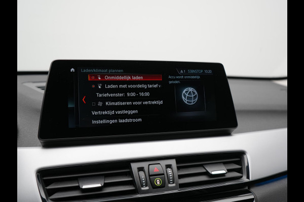 BMW X1 xDrive25e Advantage PHEV 221pk Dealer O.H | SOH 87,9% | Trekhaak Afn. | Adaptive Cruise | Head Up | Camera | Sportstoelen Memory & Verwarmd | Stuur Verwarmd | Sfeerverlichting | Navigatie | DAB | 17"L.M | Plug In Hybrid |