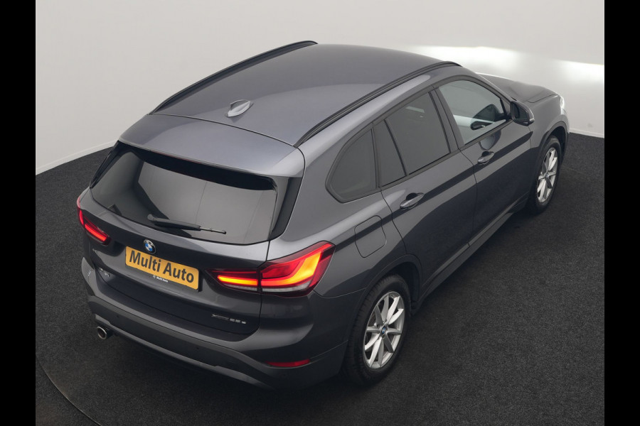 BMW X1 xDrive25e Advantage PHEV 221pk Dealer O.H | SOH 87,9% | Trekhaak Afn. | Adaptive Cruise | Head Up | Camera | Sportstoelen Memory & Verwarmd | Stuur Verwarmd | Sfeerverlichting | Navigatie | DAB | 17"L.M | Plug In Hybrid |