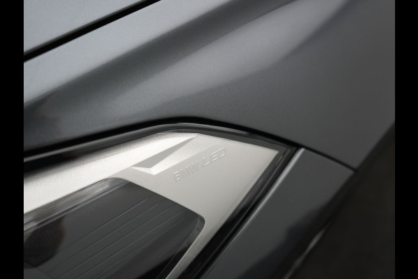 BMW X1 xDrive25e Advantage PHEV 221pk Dealer O.H | SOH 87,9% | Trekhaak Afn. | Adaptive Cruise | Head Up | Camera | Sportstoelen Memory & Verwarmd | Stuur Verwarmd | Sfeerverlichting | Navigatie | DAB | 17"L.M | Plug In Hybrid |