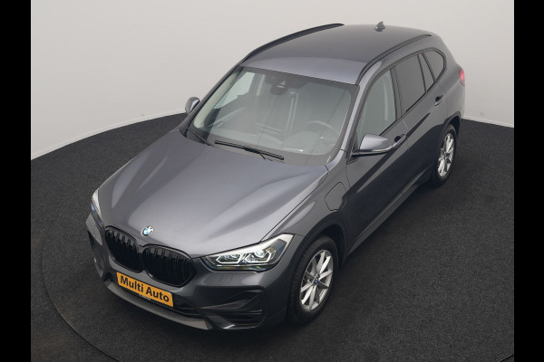 BMW X1 xDrive25e Advantage PHEV 221pk Dealer O.H | SOH 87,9% | Trekhaak Afn. | Adaptive Cruise | Head Up | Camera | Sportstoelen Memory & Verwarmd | Stuur Verwarmd | Sfeerverlichting | Navigatie | DAB | 17"L.M | Plug In Hybrid |