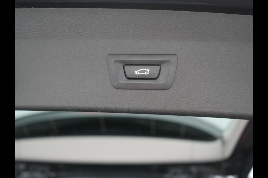 BMW X1 xDrive25e Advantage PHEV 221pk Dealer O.H | SOH 87,9% | Trekhaak Afn. | Adaptive Cruise | Head Up | Camera | Sportstoelen Memory & Verwarmd | Stuur Verwarmd | Sfeerverlichting | Navigatie | DAB | 17"L.M | Plug In Hybrid |
