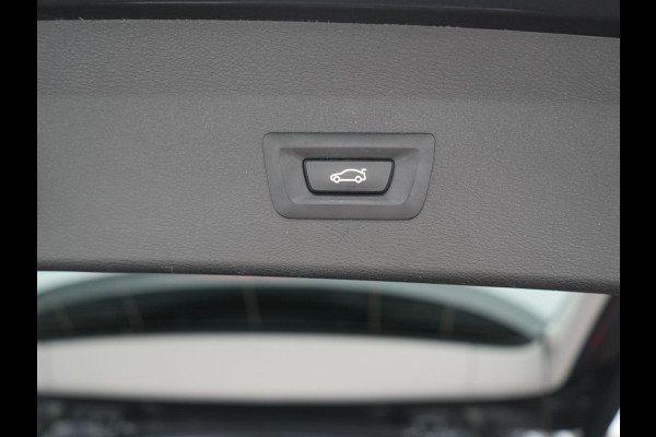 BMW X1 xDrive25e Advantage PHEV 221pk Dealer O.H | SOH 87,9% | Trekhaak Afn. | Adaptive Cruise | Head Up | Camera | Sportstoelen Memory & Verwarmd | Stuur Verwarmd | Sfeerverlichting | Navigatie | DAB | 17"L.M | Plug In Hybrid |