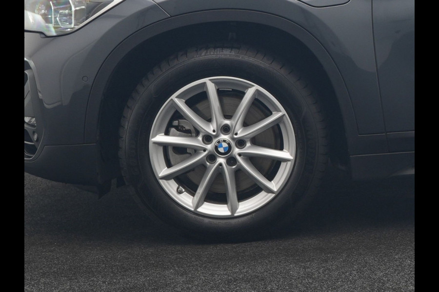BMW X1 xDrive25e Advantage PHEV 221pk Dealer O.H | SOH 87,9% | Trekhaak Afn. | Adaptive Cruise | Head Up | Camera | Sportstoelen Memory & Verwarmd | Stuur Verwarmd | Sfeerverlichting | Navigatie | DAB | 17"L.M | Plug In Hybrid |