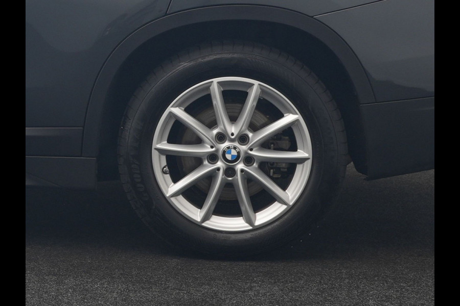 BMW X1 xDrive25e Advantage PHEV 221pk Dealer O.H | SOH 87,9% | Trekhaak Afn. | Adaptive Cruise | Head Up | Camera | Sportstoelen Memory & Verwarmd | Stuur Verwarmd | Sfeerverlichting | Navigatie | DAB | 17"L.M | Plug In Hybrid |