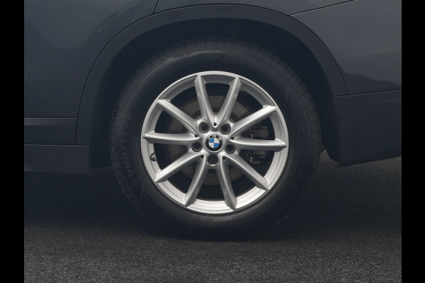BMW X1 xDrive25e Advantage PHEV 221pk Dealer O.H | SOH 87,9% | Trekhaak Afn. | Adaptive Cruise | Head Up | Camera | Sportstoelen Memory & Verwarmd | Stuur Verwarmd | Sfeerverlichting | Navigatie | DAB | 17"L.M | Plug In Hybrid |