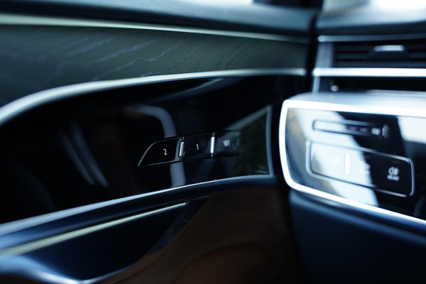 Audi A8 55 TFSI quattro Pro Line Plus / Vierwielbesturing / Panoramadak / B&O