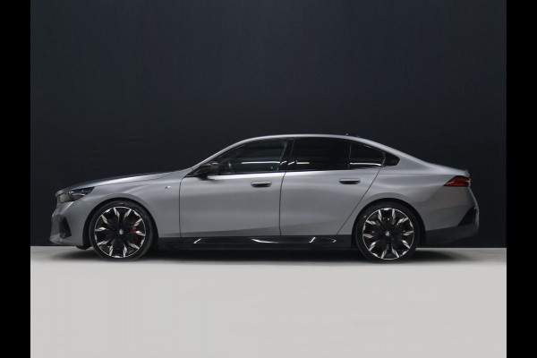 BMW i5 M60 xDrive 84 kWh M Sport Pro [PANORAMADAK, CARBON EXTERIEURPAKKET, M SPORT PAKKET, TREKHAAK, APPLE CARPLAY, ANDROID, BOWERS & WILKINS, CRUISE CONTROL, SFEERVERLICHTING, 360 CAMERA V+A, STOELVERWARMING, STUURVERWARMING, S