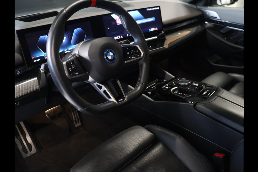 BMW i5 M60 xDrive 84 kWh M Sport Pro [PANORAMADAK, CARBON EXTERIEURPAKKET, M SPORT PAKKET, TREKHAAK, APPLE CARPLAY, ANDROID, BOWERS & WILKINS, CRUISE CONTROL, SFEERVERLICHTING, 360 CAMERA V+A, STOELVERWARMING, STUURVERWARMING, S