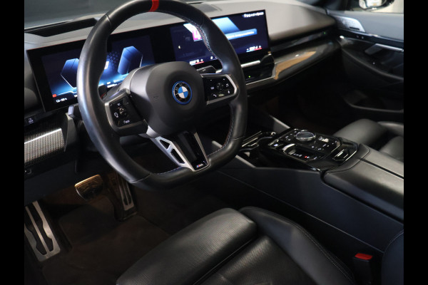 BMW i5 M60 xDrive 84 kWh M Sport Pro [PANORAMADAK, CARBON EXTERIEURPAKKET, M SPORT PAKKET, TREKHAAK, APPLE CARPLAY, ANDROID, BOWERS & WILKINS, CRUISE CONTROL, SFEERVERLICHTING, 360 CAMERA V+A, STOELVERWARMING, STUURVERWARMING, S