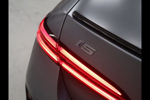 BMW i5 M60 xDrive 84 kWh M Sport Pro [PANORAMADAK, CARBON EXTERIEURPAKKET, M SPORT PAKKET, TREKHAAK, APPLE CARPLAY, ANDROID, BOWERS & WILKINS, CRUISE CONTROL, SFEERVERLICHTING, 360 CAMERA V+A, STOELVERWARMING, STUURVERWARMING, S