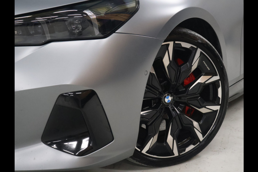 BMW i5 M60 xDrive 84 kWh M Sport Pro [PANORAMADAK, CARBON EXTERIEURPAKKET, M SPORT PAKKET, TREKHAAK, APPLE CARPLAY, ANDROID, BOWERS & WILKINS, CRUISE CONTROL, SFEERVERLICHTING, 360 CAMERA V+A, STOELVERWARMING, STUURVERWARMING, S