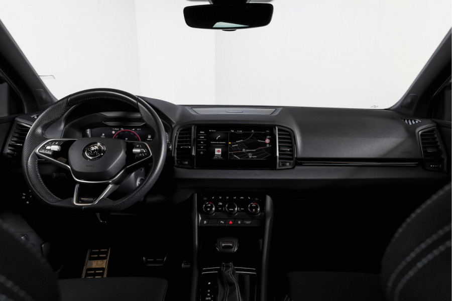 Škoda Karoq 1.5 TSI ACT Sportline Business 150 PK | S/K-Panodak | Dig. Cockpit | Adapt. Cruise | Stoel-+Stuurverw. | PDC | Camera | NAV + App. Connect | ECC | Afn. Trekhaak | LM 19" |