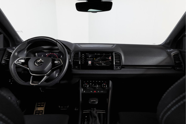 Škoda Karoq 1.5 TSI ACT Sportline Business 150 PK | S/K-Panodak | Dig. Cockpit | Adapt. Cruise | Stoel-+Stuurverw. | PDC | Camera | NAV + App. Connect | ECC | Afn. Trekhaak | LM 19" |