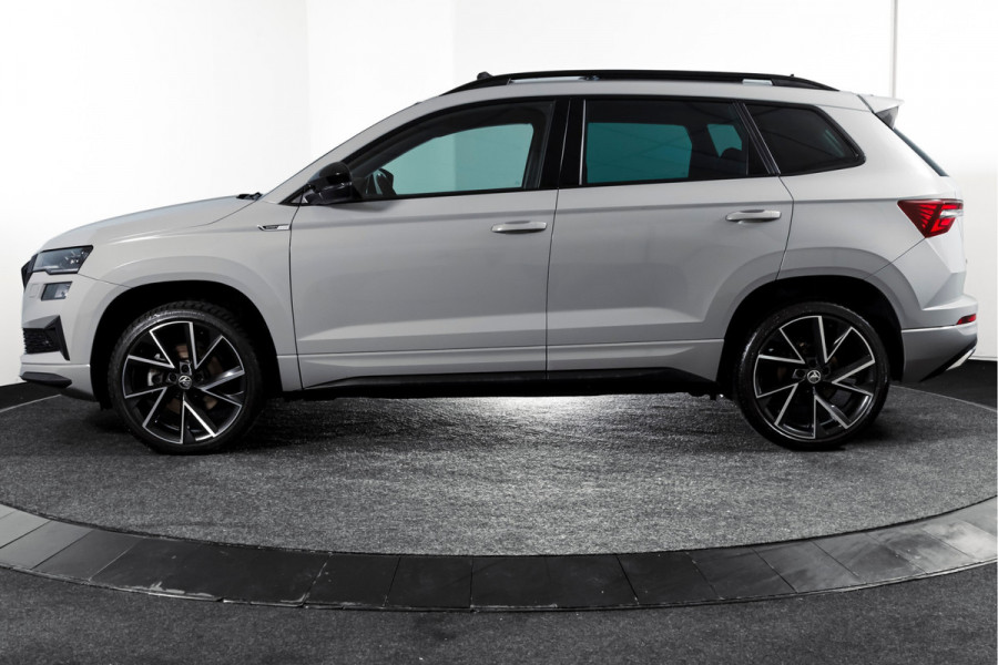 Škoda Karoq 1.5 TSI ACT Sportline Business 150 PK | S/K-Panodak | Dig. Cockpit | Adapt. Cruise | Stoel-+Stuurverw. | PDC | Camera | NAV + App. Connect | ECC | Afn. Trekhaak | LM 19" |