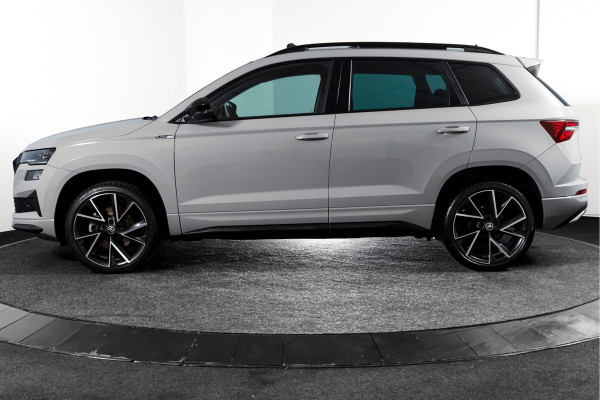 Škoda Karoq 1.5 TSI ACT Sportline Business 150 PK | S/K-Panodak | Dig. Cockpit | Adapt. Cruise | Stoel-+Stuurverw. | PDC | Camera | NAV + App. Connect | ECC | Afn. Trekhaak | LM 19" |