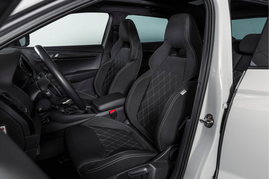 Škoda Karoq 1.5 TSI ACT Sportline Business 150 PK | S/K-Panodak | Dig. Cockpit | Adapt. Cruise | Stoel-+Stuurverw. | PDC | Camera | NAV + App. Connect | ECC | Afn. Trekhaak | LM 19" |