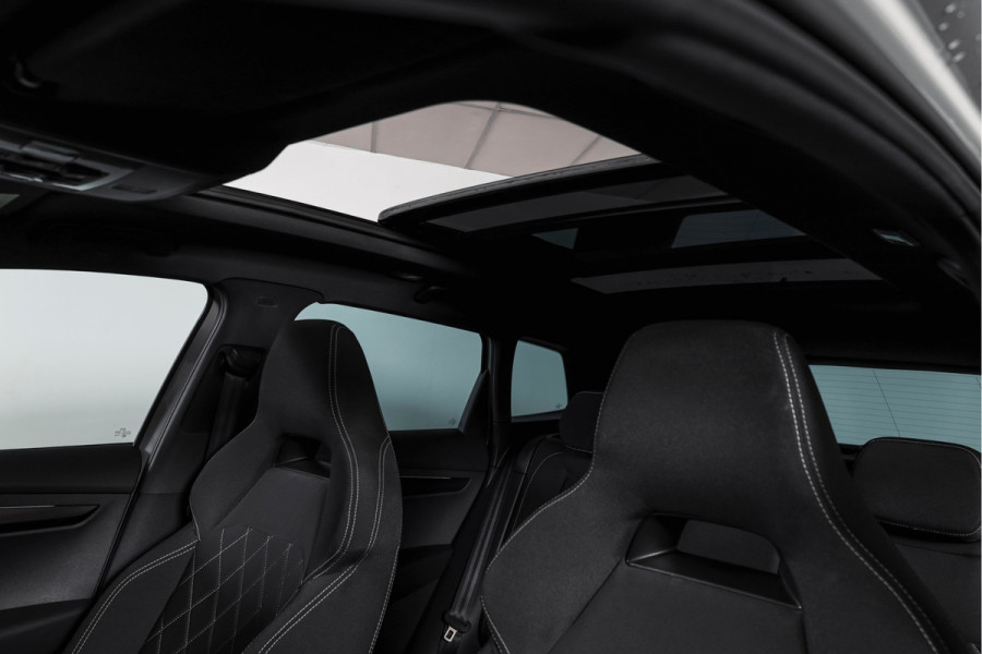 Škoda Karoq 1.5 TSI ACT Sportline Business 150 PK | S/K-Panodak | Dig. Cockpit | Adapt. Cruise | Stoel-+Stuurverw. | PDC | Camera | NAV + App. Connect | ECC | Afn. Trekhaak | LM 19" |