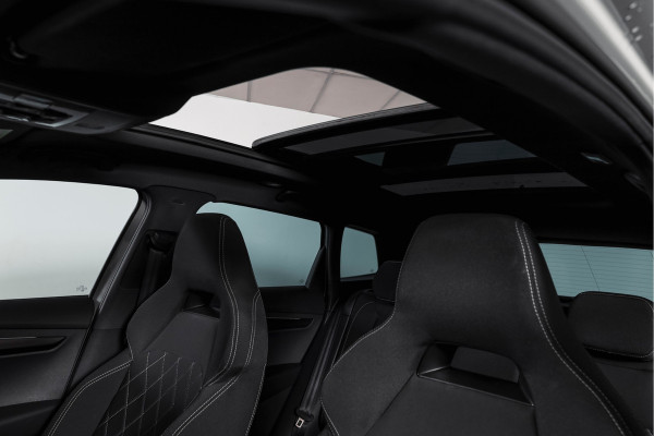 Škoda Karoq 1.5 TSI ACT Sportline Business 150 PK | S/K-Panodak | Dig. Cockpit | Adapt. Cruise | Stoel-+Stuurverw. | PDC | Camera | NAV + App. Connect | ECC | Afn. Trekhaak | LM 19" |