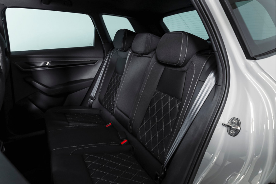 Škoda Karoq 1.5 TSI ACT Sportline Business 150 PK | S/K-Panodak | Dig. Cockpit | Adapt. Cruise | Stoel-+Stuurverw. | PDC | Camera | NAV + App. Connect | ECC | Afn. Trekhaak | LM 19" |