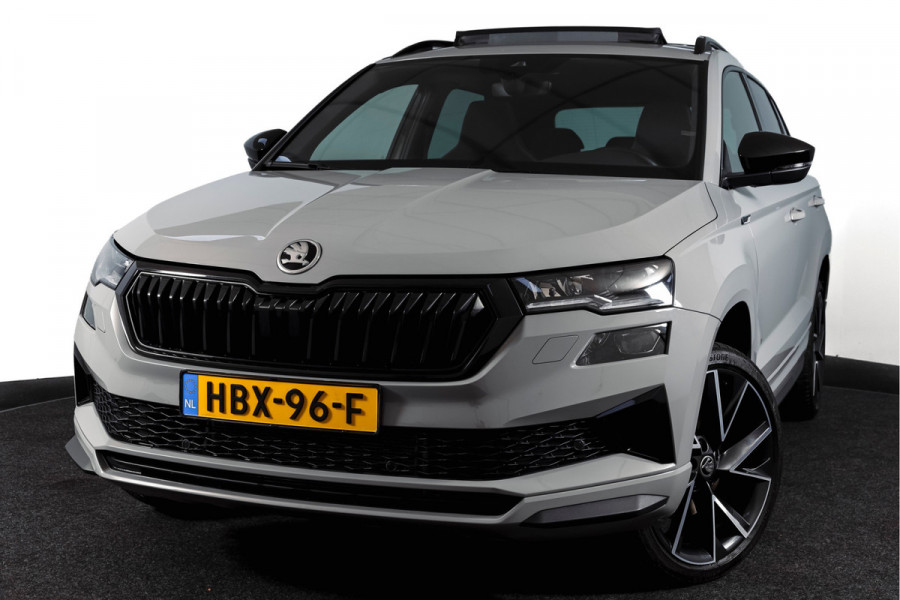 Škoda Karoq 1.5 TSI ACT Sportline Business 150 PK | S/K-Panodak | Dig. Cockpit | Adapt. Cruise | Stoel-+Stuurverw. | PDC | Camera | NAV + App. Connect | ECC | Afn. Trekhaak | LM 19" |