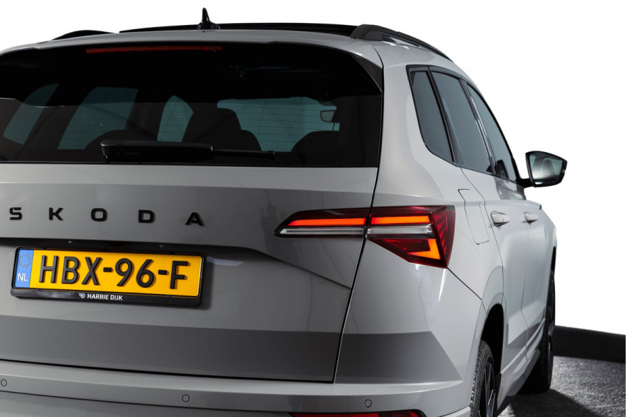 Škoda Karoq 1.5 TSI ACT Sportline Business 150 PK | S/K-Panodak | Dig. Cockpit | Adapt. Cruise | Stoel-+Stuurverw. | PDC | Camera | NAV + App. Connect | ECC | Afn. Trekhaak | LM 19" |