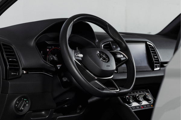 Škoda Karoq 1.5 TSI ACT Sportline Business 150 PK | S/K-Panodak | Dig. Cockpit | Adapt. Cruise | Stoel-+Stuurverw. | PDC | Camera | NAV + App. Connect | ECC | Afn. Trekhaak | LM 19" |