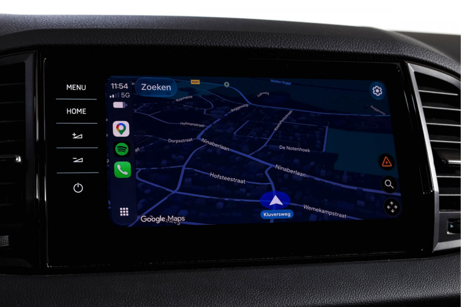 Škoda Karoq 1.5 TSI ACT Sportline Business 150 PK | S/K-Panodak | Dig. Cockpit | Adapt. Cruise | Stoel-+Stuurverw. | PDC | Camera | NAV + App. Connect | ECC | Afn. Trekhaak | LM 19" |