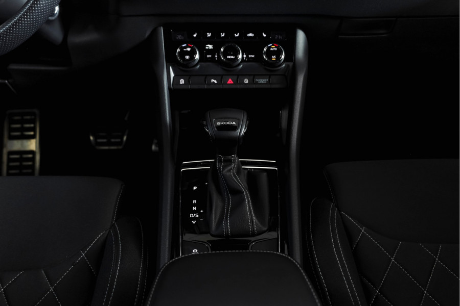 Škoda Karoq 1.5 TSI ACT Sportline Business 150 PK | S/K-Panodak | Dig. Cockpit | Adapt. Cruise | Stoel-+Stuurverw. | PDC | Camera | NAV + App. Connect | ECC | Afn. Trekhaak | LM 19" |