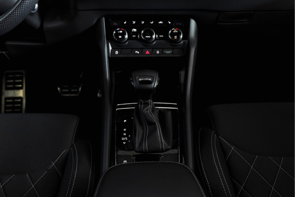 Škoda Karoq 1.5 TSI ACT Sportline Business 150 PK | S/K-Panodak | Dig. Cockpit | Adapt. Cruise | Stoel-+Stuurverw. | PDC | Camera | NAV + App. Connect | ECC | Afn. Trekhaak | LM 19" |