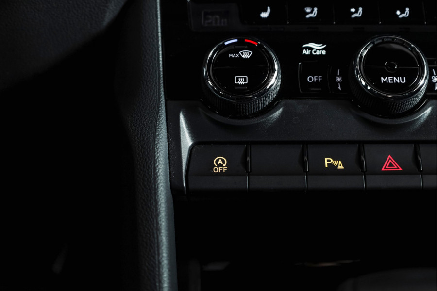 Škoda Karoq 1.5 TSI ACT Sportline Business 150 PK | S/K-Panodak | Dig. Cockpit | Adapt. Cruise | Stoel-+Stuurverw. | PDC | Camera | NAV + App. Connect | ECC | Afn. Trekhaak | LM 19" |